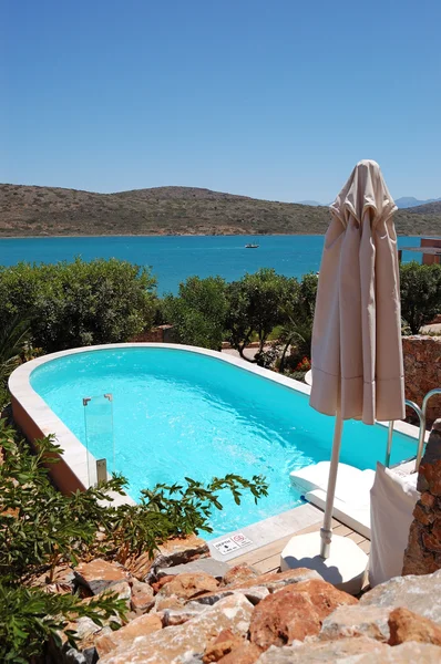 Плавательный бассейн с джакузи на роскошной вилле, Крит, Греция — стоковое фото