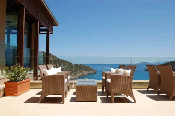 Vista al mar zona de relajación de hotel de lujo, Creta, Grecia — Foto de Stock