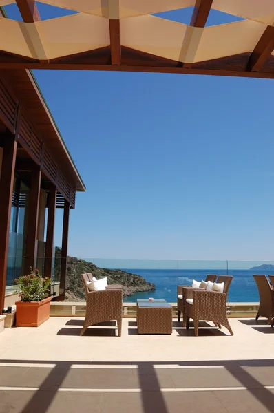 Зона отдыха с видом на море в роскошном отеле, Крит, Греция — стоковое фото