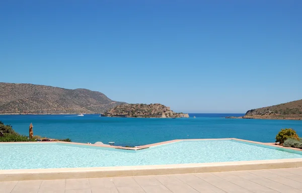 Yüzme havuzunun kenarında spinalonga Adası manzaralı lüks villa, — Stok fotoğraf