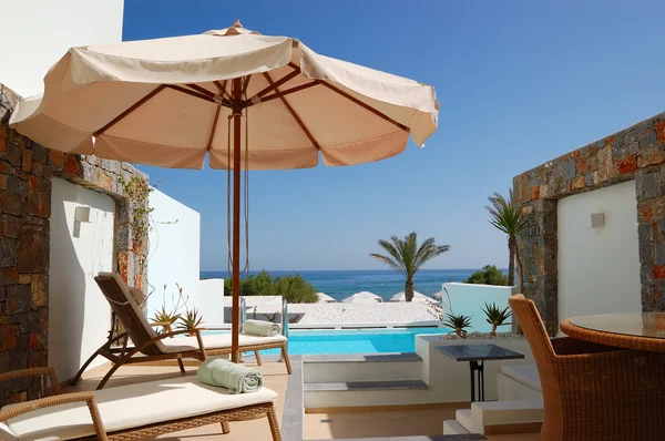 豪华别墅、 克里特岛，希腊在日光浴床 — 图库照片