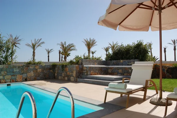Cama de sol e piscina na villa de luxo, Creta, Grécia — Fotografia de Stock