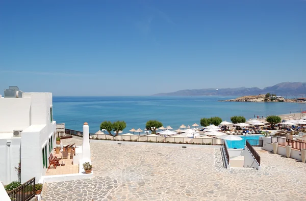 Arquitetura tradicional grega villa e praia, Creta, Grécia — Fotografia de Stock