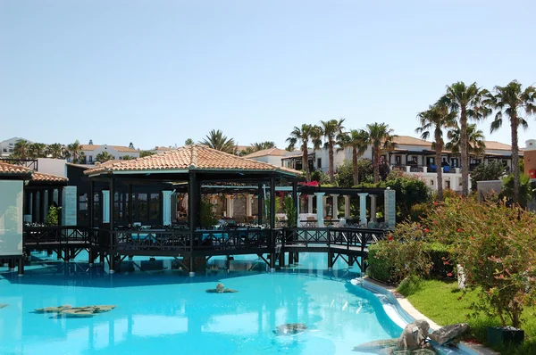 Restaurante al aire libre y piscina en hotel de lujo, Creta, Gr —  Fotos de Stock