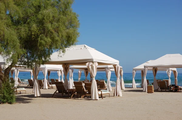 Huts at the beach of luxury hotel, Crete, Greece — Stock Photo, Image