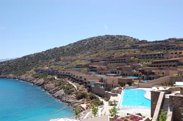 Виллы и бассейн в роскошных отелях, Крит, Греция — стоковое фото