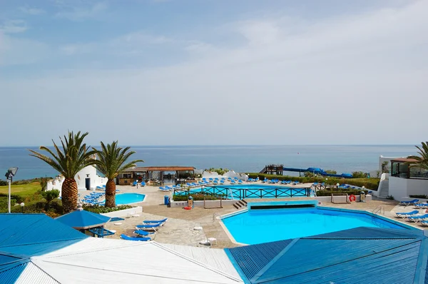 Praia e piscina área de hotel popular, Creta, Grécia — Fotografia de Stock