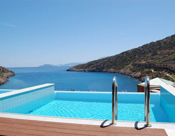 游泳池在豪华别墅，克里特岛，希腊 — 图库照片