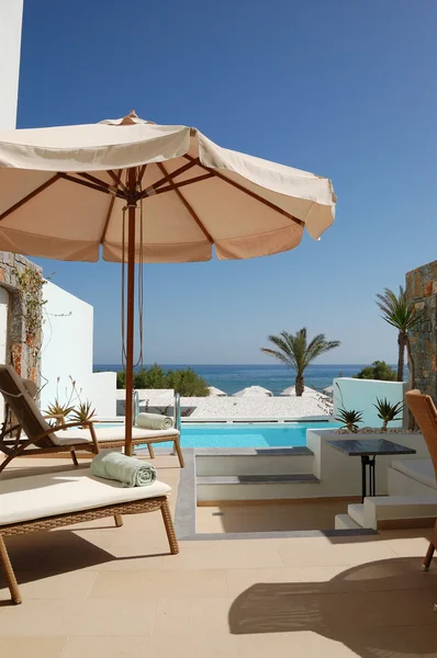 Solstolar och pool vid havet Visa lyx villa, Kreta, g — Stockfoto