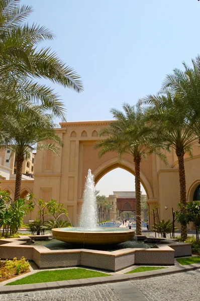 Fontanna przy wejściu luksusowy hotel, Dubaj, Zjednoczone Emiraty Arabskie — Zdjęcie stockowe