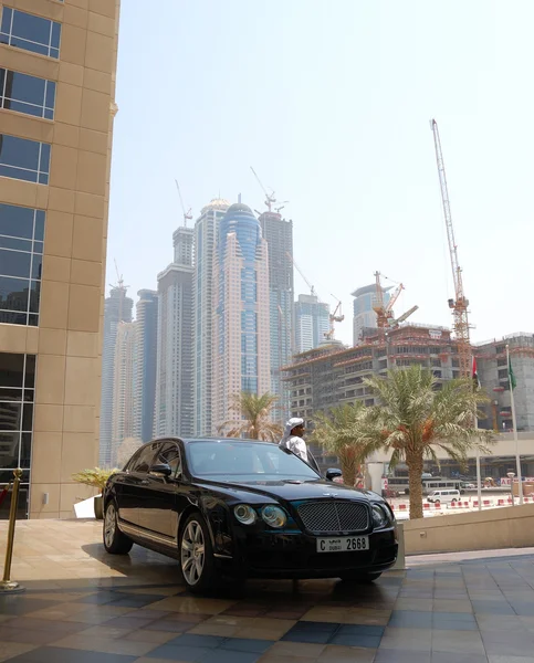 Лимузин на стоянке роскошного отеля, Дубай, ОАЭ — стоковое фото