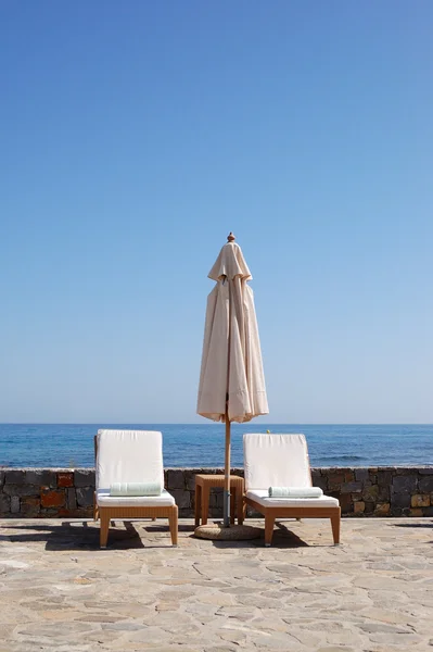 Camas de sol na praia do hotel de luxo, Creta, Grécia — Fotografia de Stock
