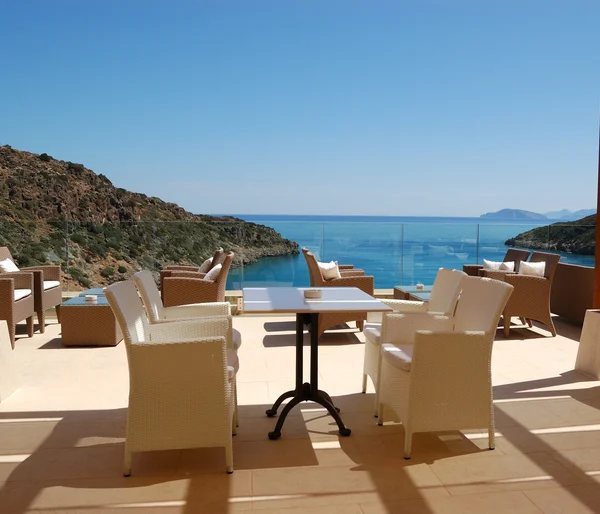 Sillas en la zona de relajación vista al mar de hotel de lujo, Creta, Greec —  Fotos de Stock