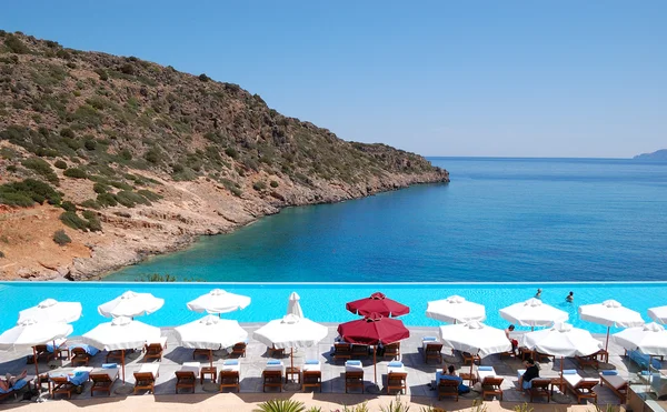 Piscina en el hotel de lujo, Creta, Grecia — Foto de Stock
