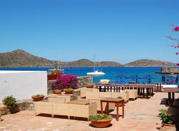 Sillas en la zona de relajación vista al mar de hotel de lujo, Creta, Greec — Foto de Stock