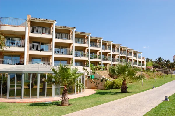 Luksusowy hotel budynku i Palma drzewa, Kreta, Grecja — Zdjęcie stockowe