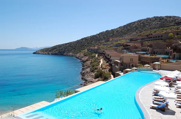 Bazén s výhledem na moře na luxusní hotel, Kréta, Řecko — Stock fotografie