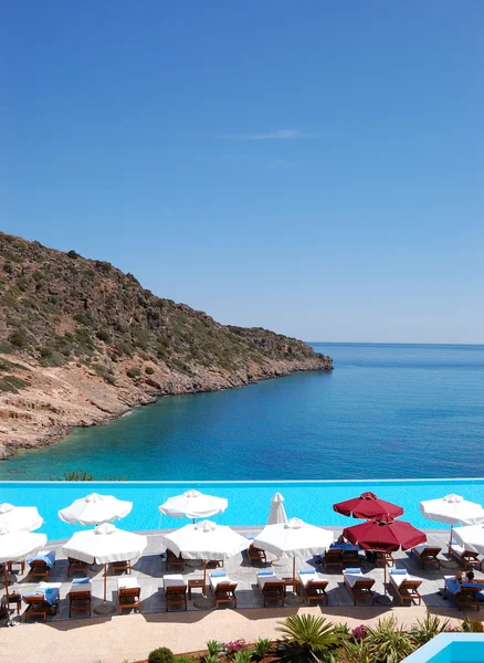Плавательный бассейн в роскошном отеле, Крит, Греция — стоковое фото