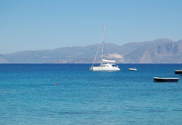 Recreation yacht and turquoise sea, Crete, Greece — Stock Photo, Image