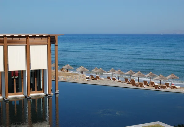 Restaurant, zwembad en strand van luxe hotel, Kreta, gree — Stockfoto