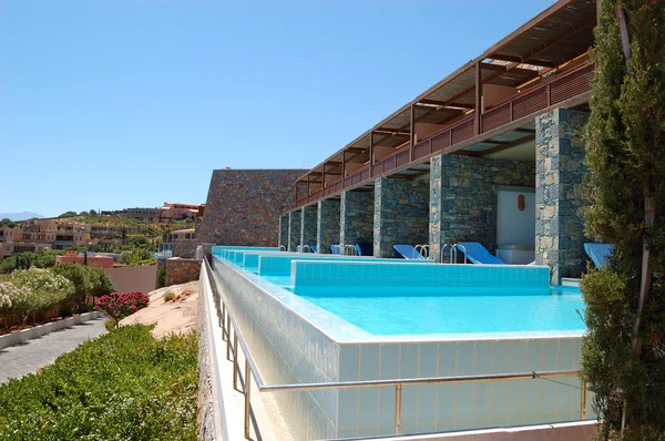 Yüzme Havuzu, modern lüks villa, crete, Yunanistan — Stok fotoğraf
