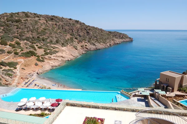 Zwembad met uitzicht op zee in de luxehotel, Kreta, Griekenland — Stockfoto