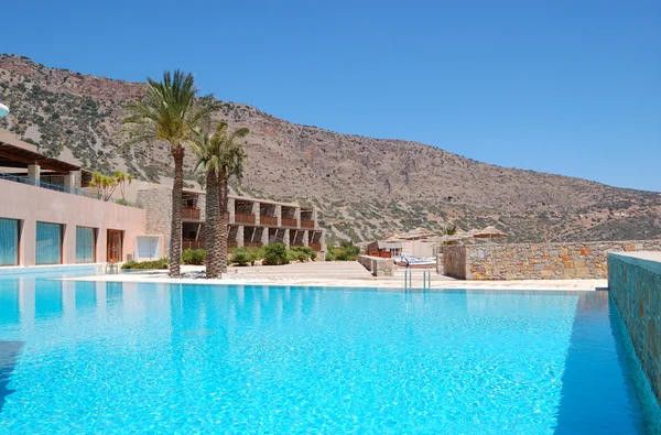 Zwembad in de moderne luxehotel, Kreta, Griekenland — Stockfoto