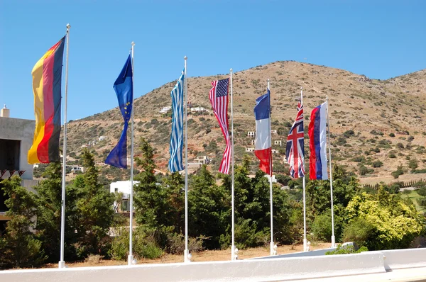 De vlaggen bij ingang van luxe hotel, Kreta, Griekenland — Stockfoto