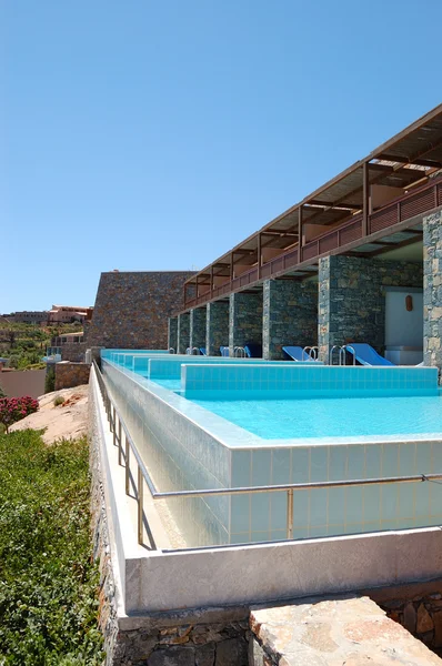 在希腊克里特岛，现代化的豪华别墅游泳池 — 图库照片