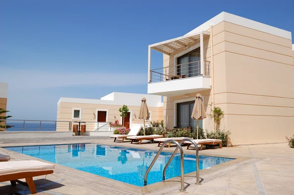 Yüzme Havuzu, modern lüks villa, crete, Yunanistan — Stok fotoğraf