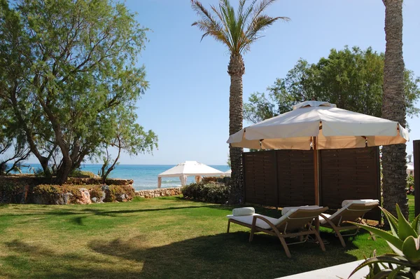 Tempat tidur matahari di pantai villa mewah, Kreta, Yunani — Stok Foto