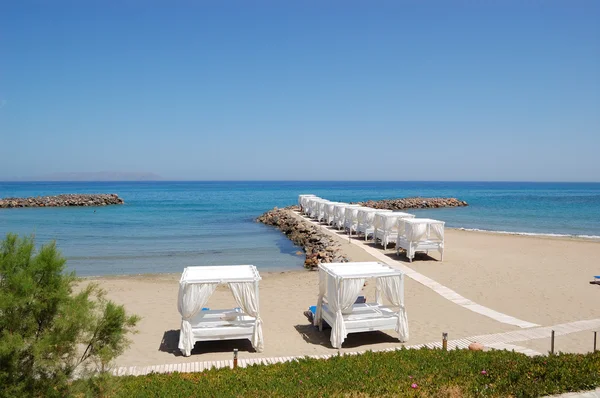 Hyddor på stranden av lyxiga hotell, Kreta, Grekland — Stockfoto