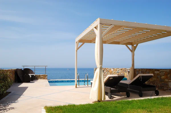 Zwembad in de moderne luxevilla, Kreta, Griekenland — Stockfoto