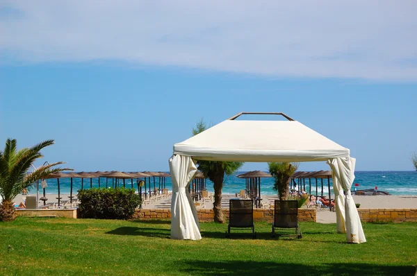 Hut aan het strand van luxe hotel, Kreta, Griekenland — Stockfoto