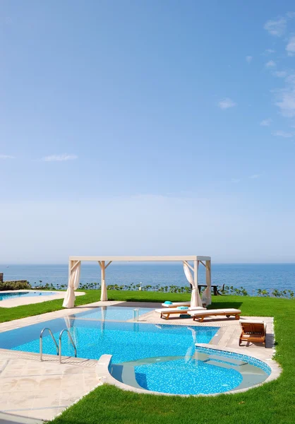 Bazén v moderní luxusní vily, Kréta, Řecko — Stock fotografie