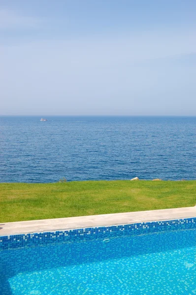 Piscine dans la villa de luxe moderne, Crète, Grèce — Photo