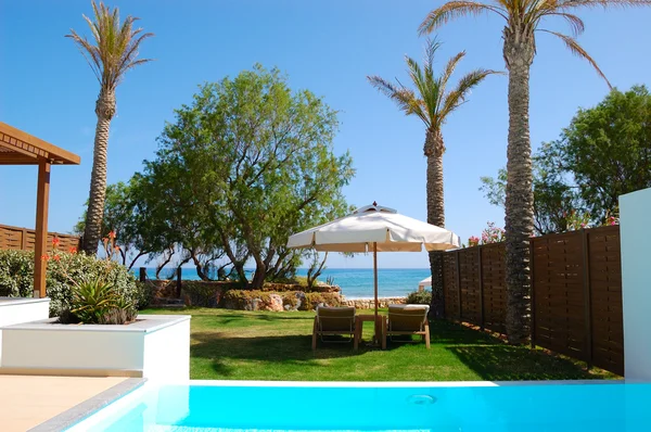 Swimmingpool mit Jacuzzi am Strand einer modernen Luxusvilla, — Stockfoto