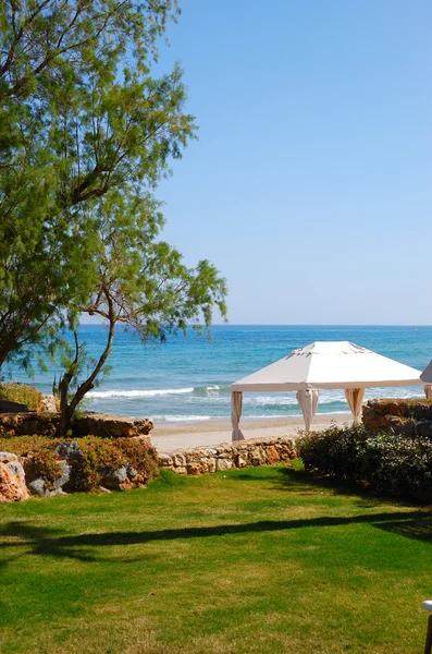 Καλύβα στην παραλία του πολυτελές ξενοδοχείο, Κρήτη, Ελλάδα — Φωτογραφία Αρχείου