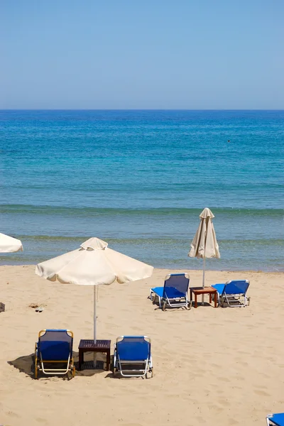 在豪华的酒店，克里特岛，希腊的海滩日光浴床 — 图库照片