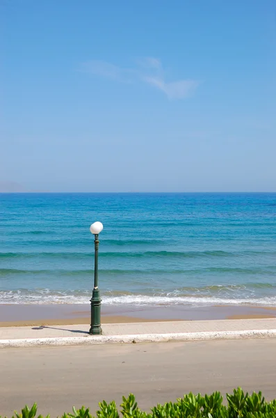 Lantaarn paal op de beach, Kreta, Griekenland — Stockfoto