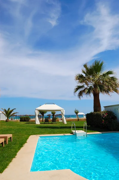 Piscina com jacuzzi na praia da moderna villa de luxo , — Fotografia de Stock