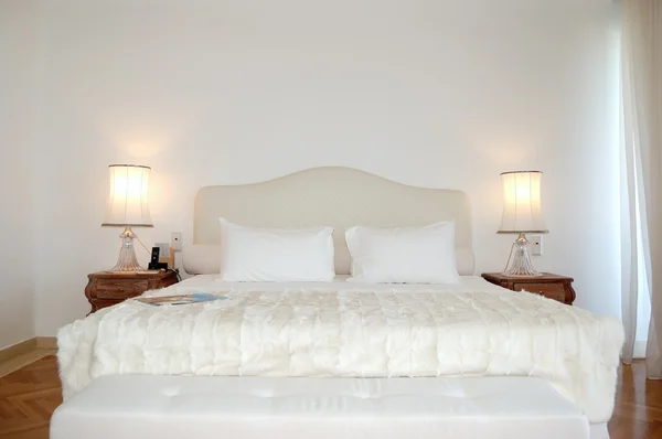 Yatak odasında lüks daire modern Hotel, crete, Yunanistan — Stok fotoğraf