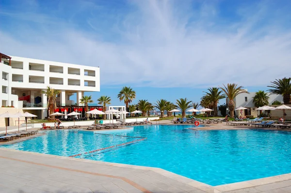 Swimming pool at the modern luxury hotel, Crete, Greece — Stock Photo, Image