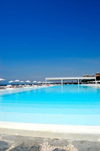 Πισίνα στο σύγχρονο πολυτελές ξενοδοχείο, Αττάλεια, Τουρκία — Φωτογραφία Αρχείου