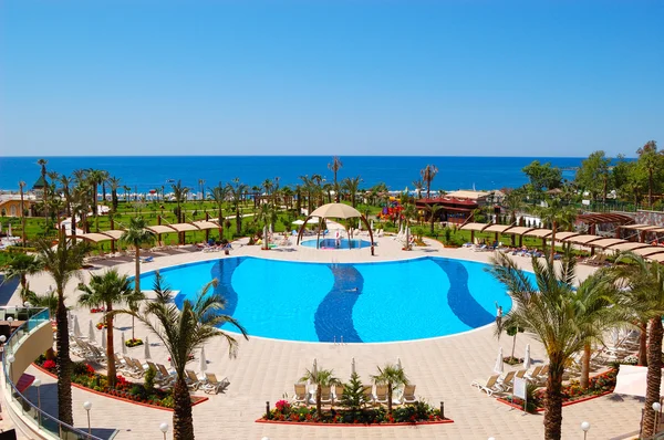 Antalya, Türkiye 'deki lüks otelde yüzme havuzu — Stok fotoğraf