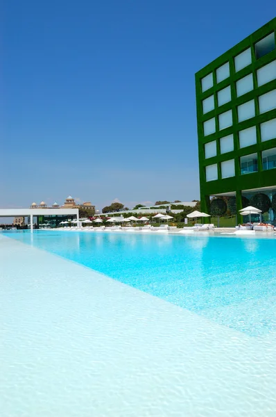 Πισίνα στο σύγχρονο πολυτελές ξενοδοχείο, Αττάλεια, Τουρκία — Φωτογραφία Αρχείου