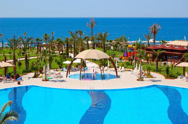 Piscina no hotel de luxo, Antalya, Turquia — Fotografia de Stock