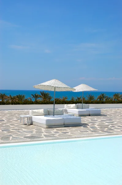 Camas de sol na piscina do hotel de luxo, Antalya, Turquia — Fotografia de Stock