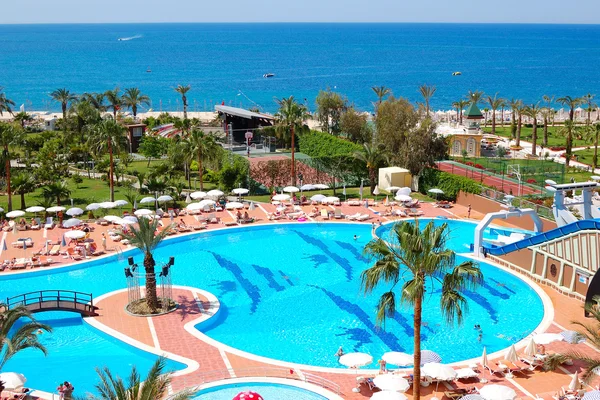 Úszómedence a luxus szállodában, Antalya, Törökország — Stock Fotó