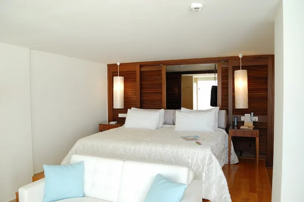 El dormitorio en apartamento de lujo de hotel moderno, Creta, Grecia —  Fotos de Stock